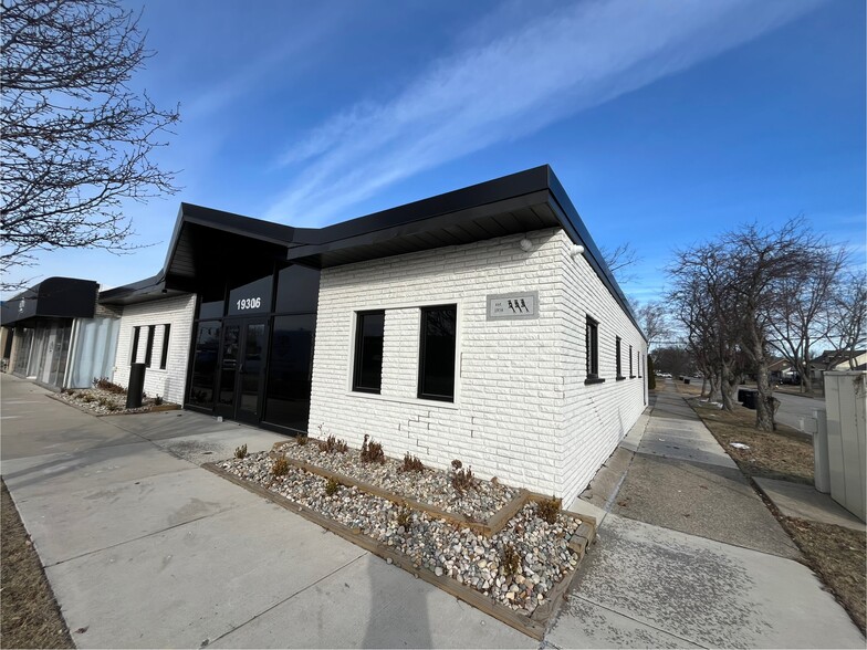 19306 Ecorse Rd, Allen Park, MI à louer - Photo de l’immeuble – Image 2 sur 3