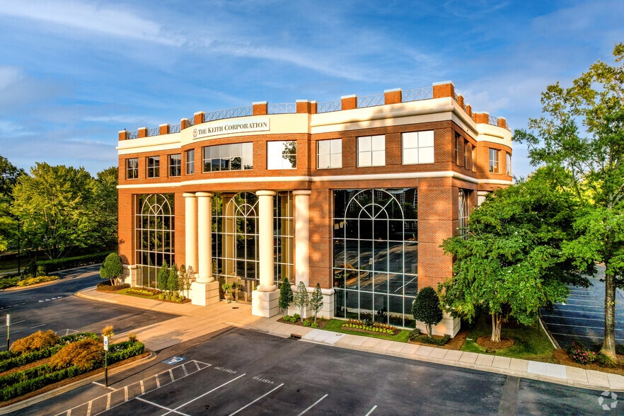 4500 Cameron Valley Pky, Charlotte, NC à louer - Photo principale – Image 1 sur 18