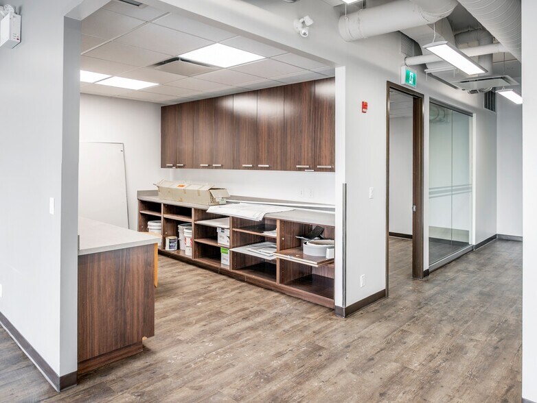 880 16th Ave SW, Calgary, AB à louer - Photo de l’immeuble – Image 3 sur 3