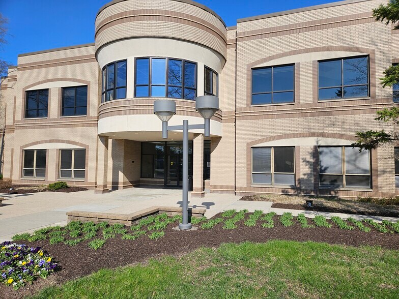 3021 E 98th St, Indianapolis, IN à louer - Photo de l’immeuble – Image 1 sur 5