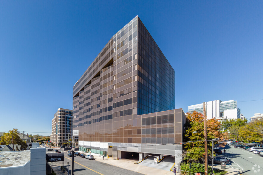 7101 Wisconsin Ave, Bethesda, MD à louer - Photo de l’immeuble – Image 3 sur 15