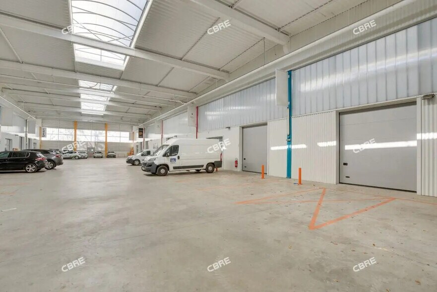 Local d’activités dans Palaiseau à louer - Photo de l’immeuble – Image 2 sur 11