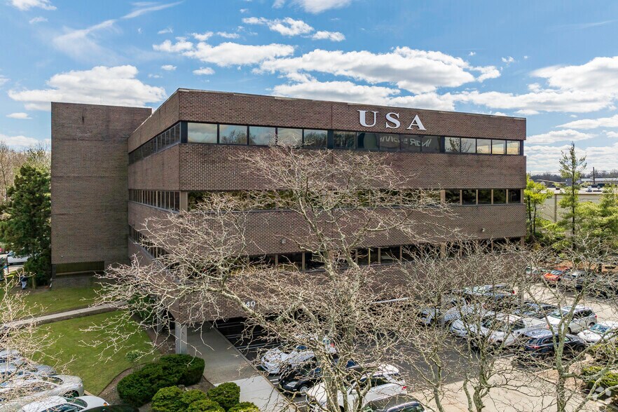 240 Frisch Ct, Paramus, NJ à louer - Photo de l’immeuble – Image 1 sur 7