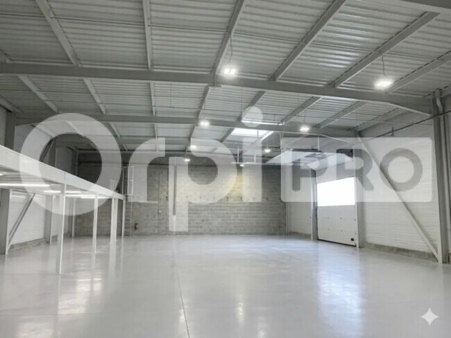 Plus de détails pour Local d'activités à louer