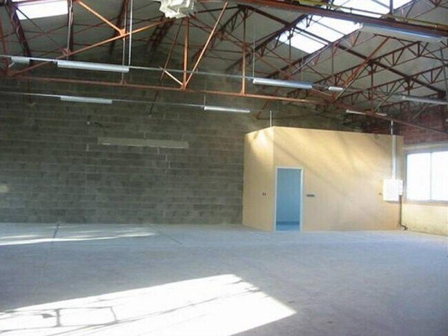 Plus de détails pour Local d'activités à louer