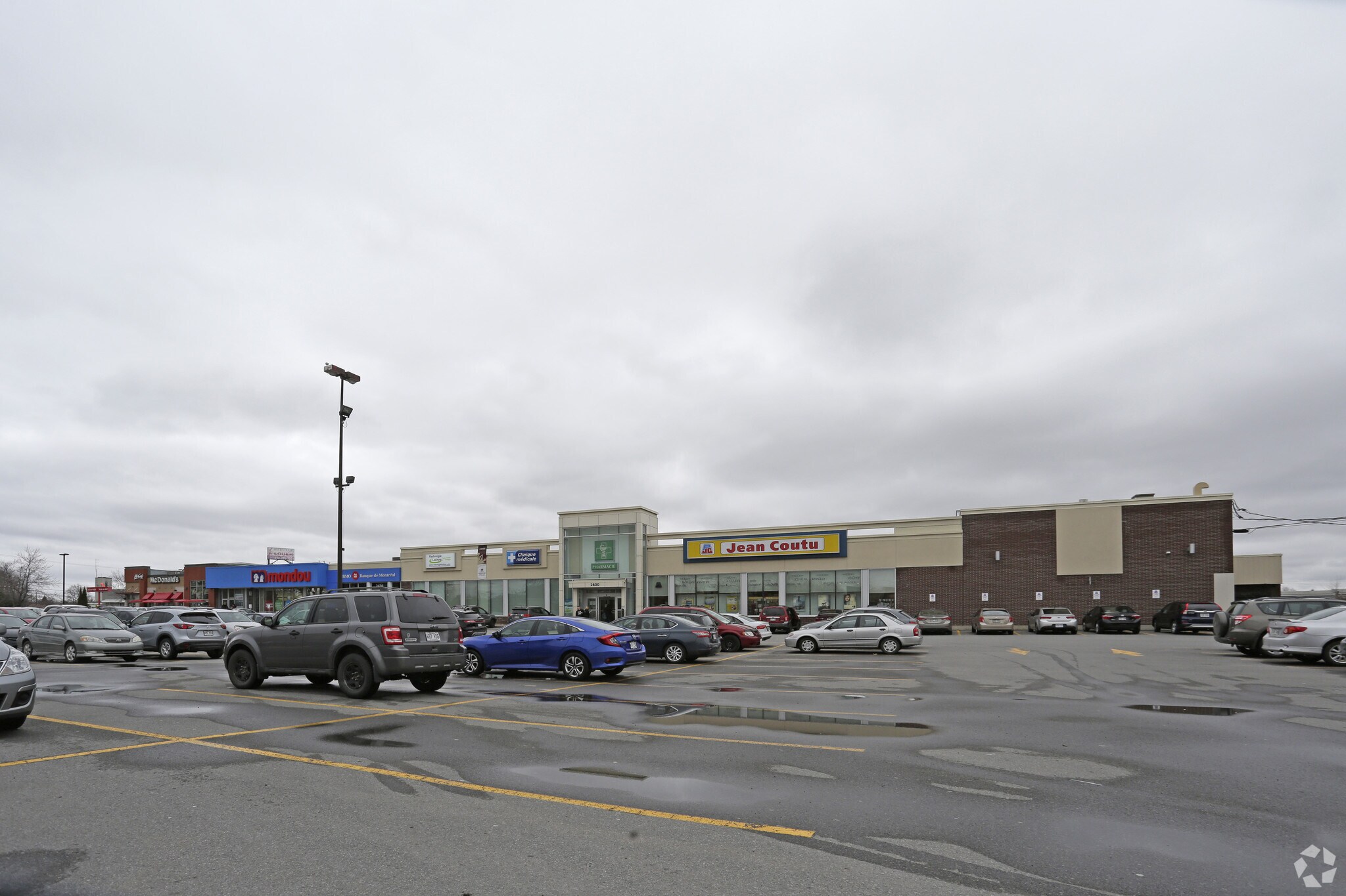 2600 Rue Victoria, Montréal, QC à louer Photo principale– Image 1 sur 4