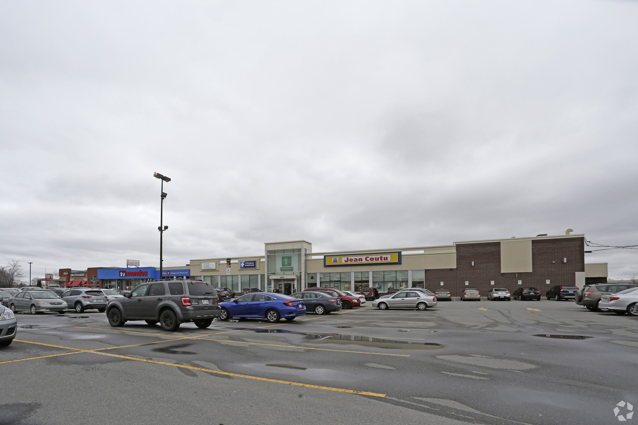 Local commercial dans Montréal, QC à louer Photo principale– Image 1 sur 4
