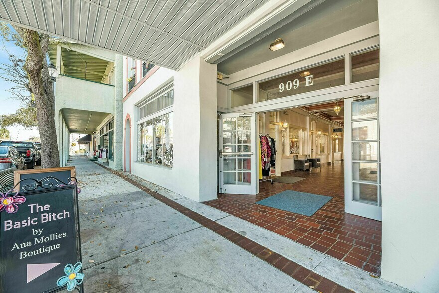 909 E New Haven Ave, Melbourne, FL à louer - Photo de l’immeuble – Image 3 sur 26