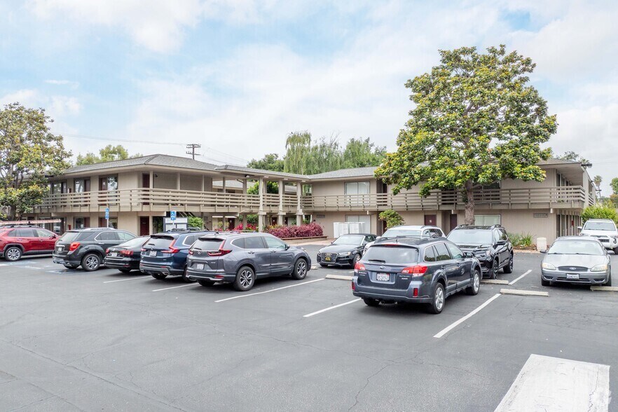 5276 Hollister Ave, Santa Barbara, CA à louer - Photo de l’immeuble – Image 3 sur 4