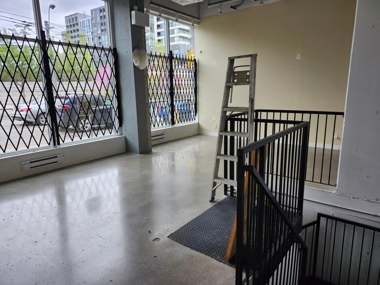 1205 Queen St W, Toronto, ON à louer - Photo de l’immeuble – Image 3 sur 13