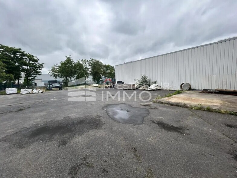 Local d'activités dans SAINT-OUEN-L'AUMONE à vendre - Photo de la construction – Image 3 sur 4