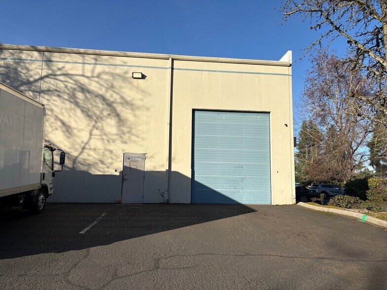 18057 SW Teton Ave, Tualatin, OR à louer - Photo de l’immeuble – Image 3 sur 3
