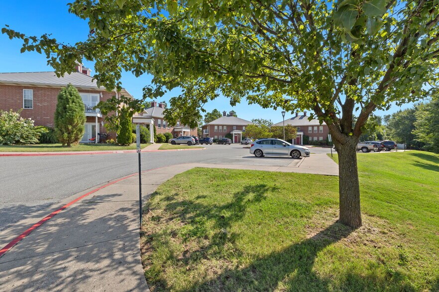 413 Columbia Pl, Lowell, AR à vendre - Photo de l’immeuble – Image 2 sur 37