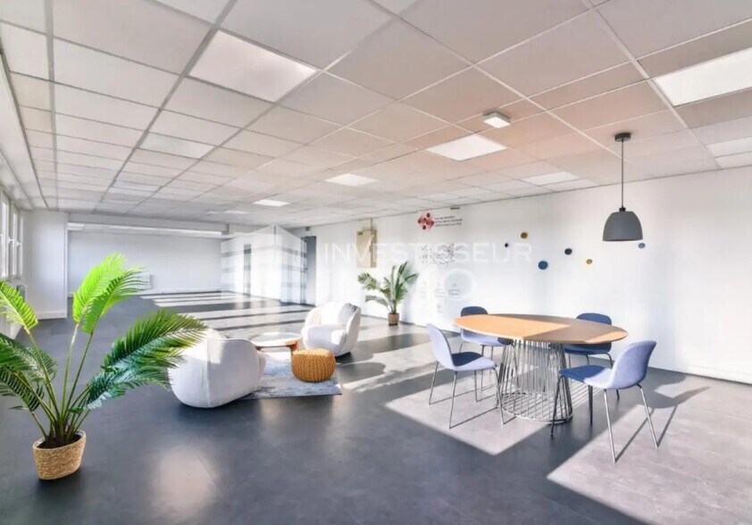 Local d’activités dans Aulnay-sous-Bois à louer - Photo de l’immeuble – Image 3 sur 5