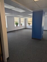 14805 Detroit Ave, Lakewood, OH à louer Photo intérieure– Image 2 sur 9