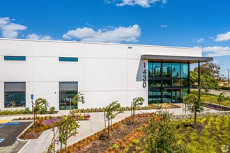 2115 North Loop Rd, Alameda, CA à louer Photo de l’immeuble– Image 2 sur 5