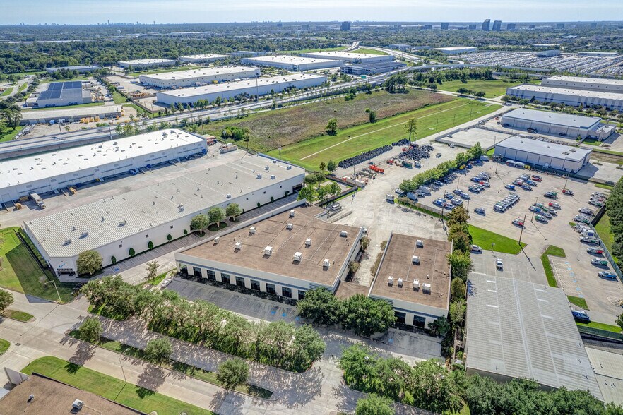 16503 Air Center Blvd, Houston, TX à louer - Photo de l’immeuble – Image 2 sur 18