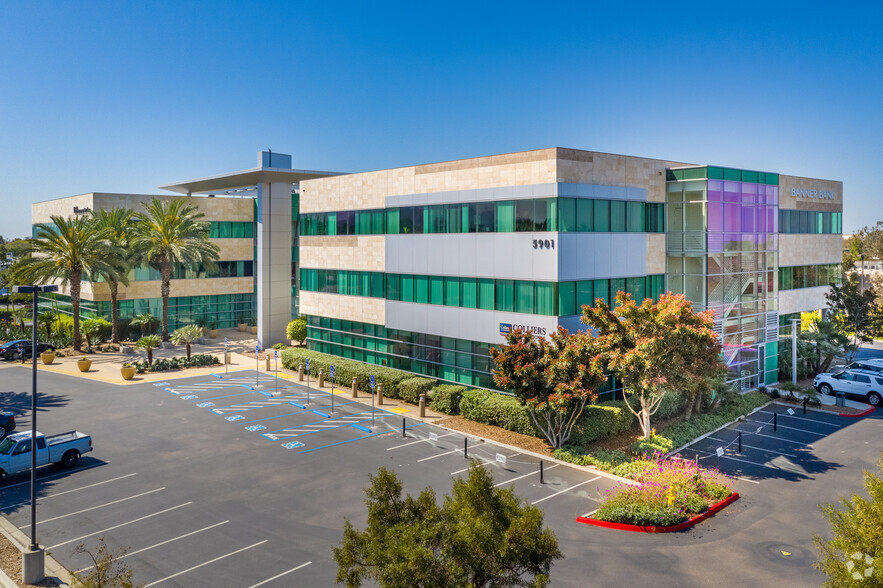 5901 Priestly Dr, Carlsbad, CA à louer - Photo de l’immeuble – Image 1 sur 11