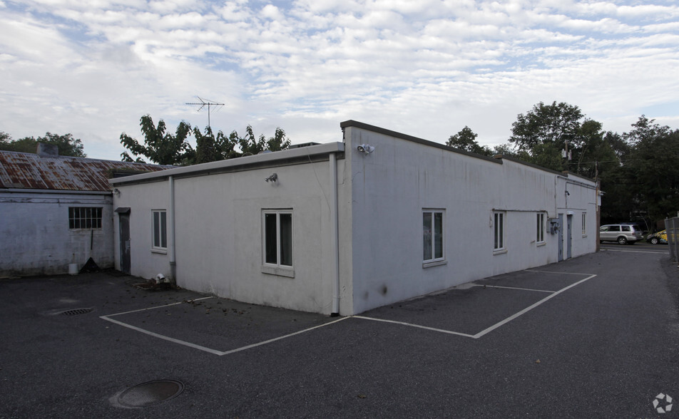 193 W Hills Rd, Huntington Station, NY à vendre - Photo de l’immeuble – Image 2 sur 19