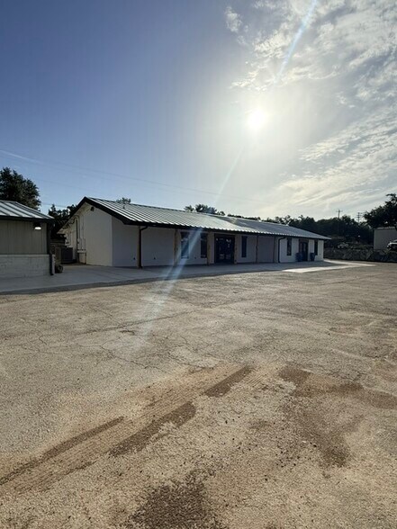 22214 State Highway 71 W, Spicewood, TX à louer - Photo de l’immeuble – Image 1 sur 8
