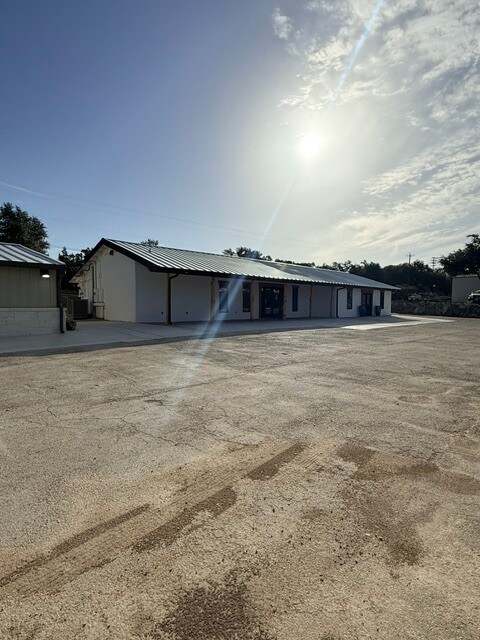 22214 State Highway 71 W, Spicewood, TX à louer Photo de l’immeuble– Image 1 sur 9