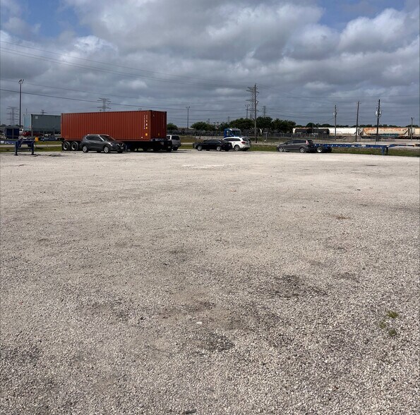 1300 S 16th St, La Porte, TX à louer - Photo de l’immeuble – Image 3 sur 6