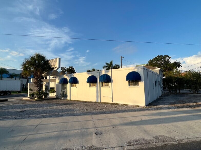 3901 Henderson Blvd, Tampa, FL à louer - Photo de l’immeuble – Image 3 sur 9