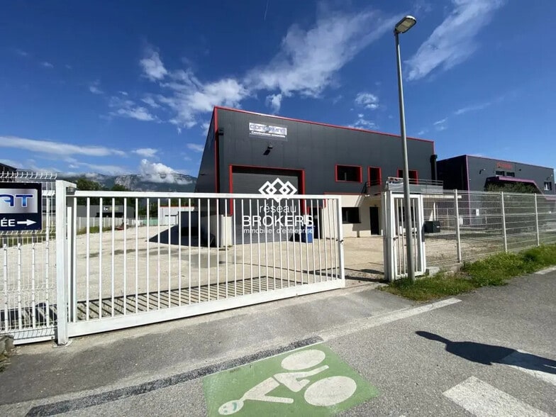 Local d’activités dans Le Versoud à louer - Photo de l’immeuble – Image 1 sur 9