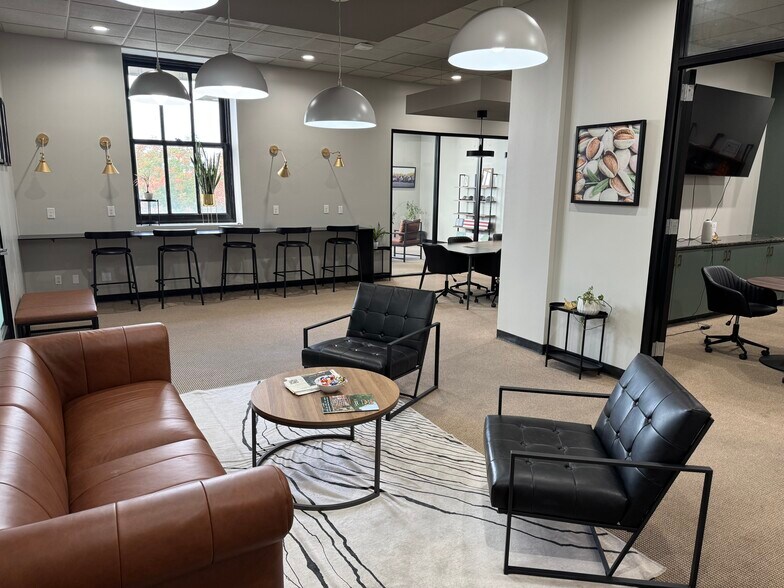 1012 11th St, Modesto, CA à louer - Photo de l’immeuble – Image 1 sur 47