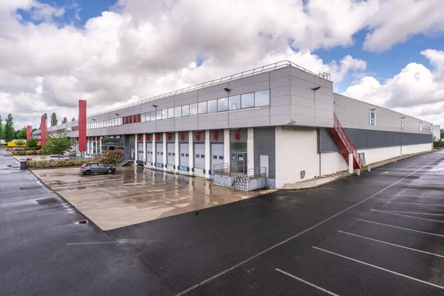 8-10 Avenue D'Oceanie, Les Ulis à louer - Photo de l’immeuble – Image 2 sur 9