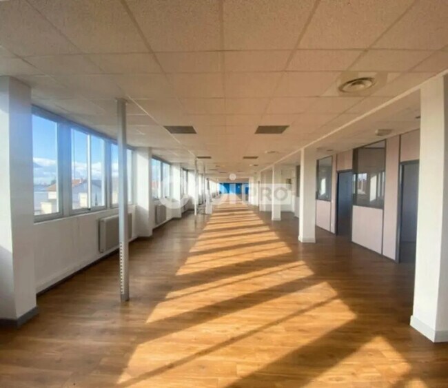 Plus de détails pour 119 Route D'Heyrieux, Saint-Priest - Bureau à louer