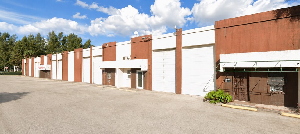 8012-8076 W 21st Ave, Hialeah, FL à vendre - Photo de l’immeuble – Image 2 sur 2