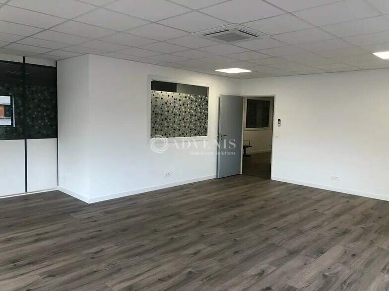 Bureau dans Meyzieu à louer - Photo de l’immeuble – Image 3 sur 12