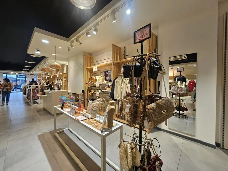 Local commercial dans Saint-Jean-de-Luz à louer - Photo intérieure – Image 3 sur 7