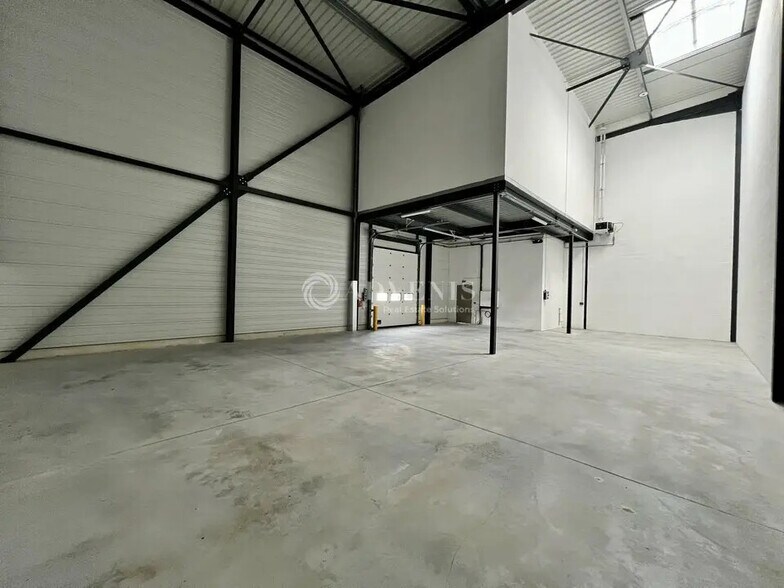 Local d’activités dans Pontoise à louer - Photo de l’immeuble – Image 2 sur 11