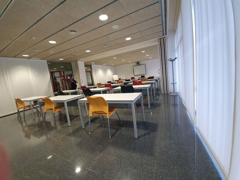 Bureau dans La Rinconada à louer - Photo de l’immeuble – Image 1 sur 11