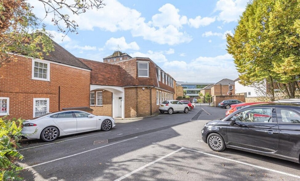 59 Church St, Staines à louer - Photo de l’immeuble – Image 1 sur 1