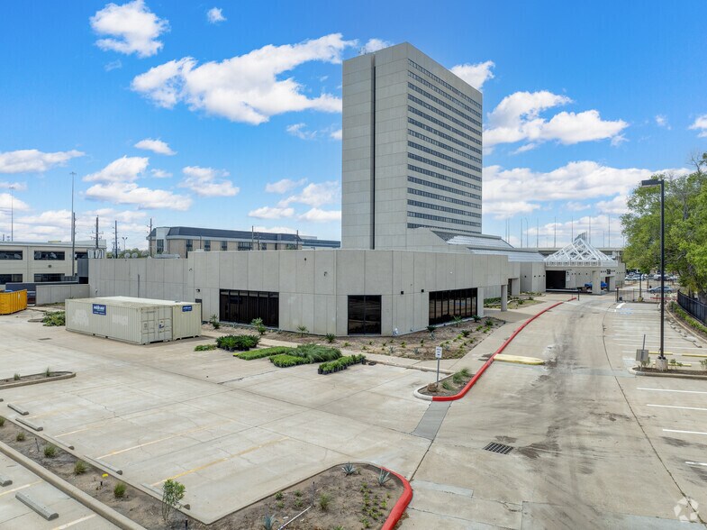 14703 Park Row, Houston, TX à louer - Photo de l’immeuble – Image 3 sur 17