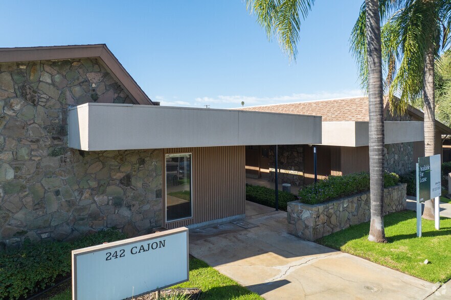 242 Cajon St, Redlands, CA à louer - Photo de l’immeuble – Image 2 sur 6