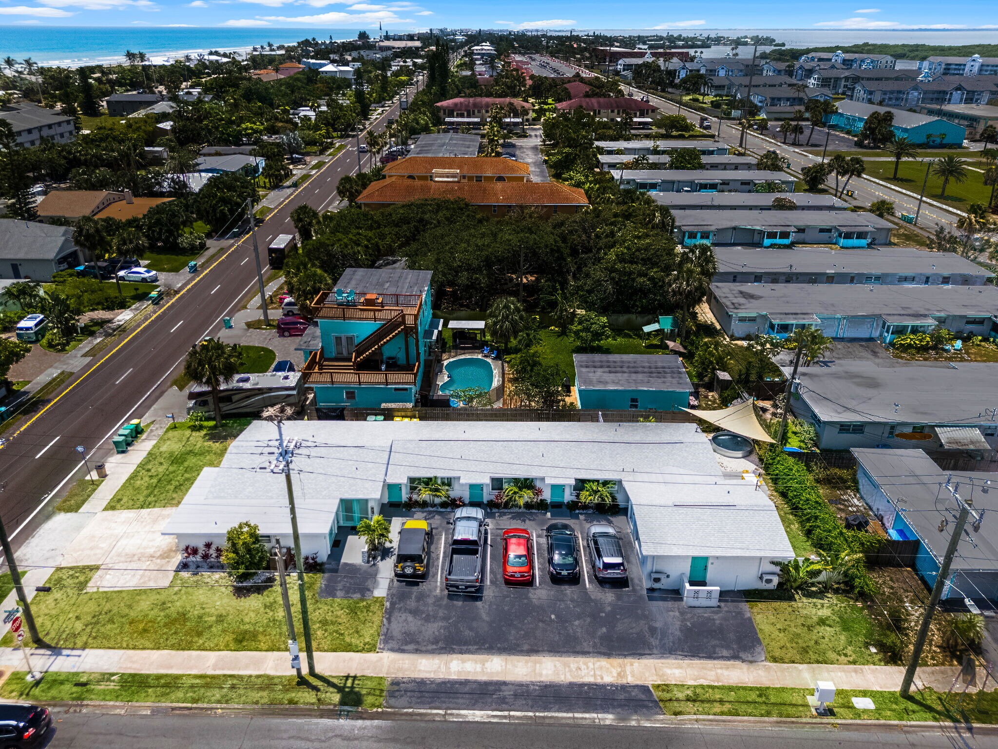 402 S Orlando Ave, Cocoa Beach, FL à vendre Photo de l’immeuble– Image 1 sur 58