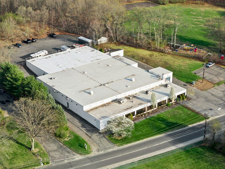 266 Brookside Rd, Waterbury, CT à vendre - Photo de l’immeuble – Image 3 sur 20