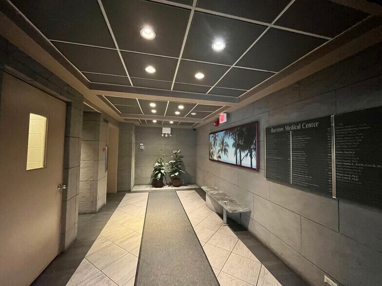 29 Barstow Rd, Great Neck, NY à louer - Hall d’entrée – Image 3 sur 6