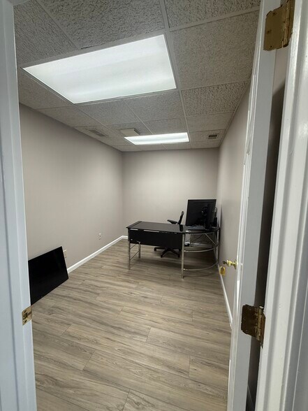 1026 N Mitthoeffer Rd, Indianapolis, IN à vendre - Photo de l’immeuble – Image 3 sur 11