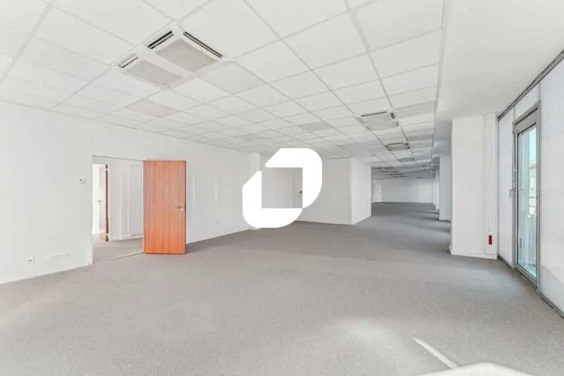 Bureau dans Saint-Denis à louer - Photo de l’immeuble – Image 2 sur 14