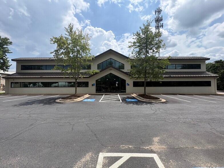 2805 E Zion Rd, Fayetteville, AR à louer - Photo de l’immeuble – Image 1 sur 11