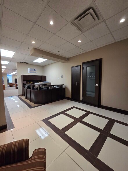 4360 Ch de la Côte-de-Liesse, Mt Royal, QC à louer - Photo de l’immeuble – Image 3 sur 19