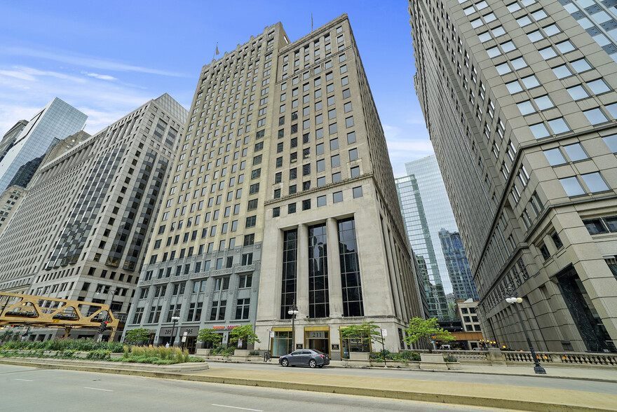 211 W Wacker Dr, Chicago, IL à louer - Photo de l’immeuble – Image 1 sur 14