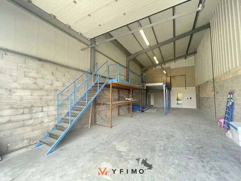 Local d’activités dans Ecquevilly à louer - Photo de l’immeuble – Image 2 sur 4