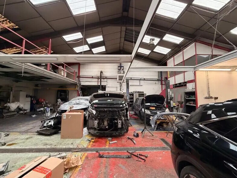 Local d'activités dans Décines-Charpieu à vendre - Photo de l’immeuble – Image 3 sur 8