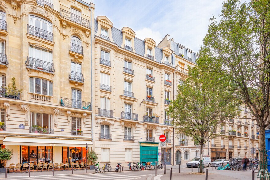 Immeuble residentiel dans Paris à vendre - Photo principale – Image 1 sur 4
